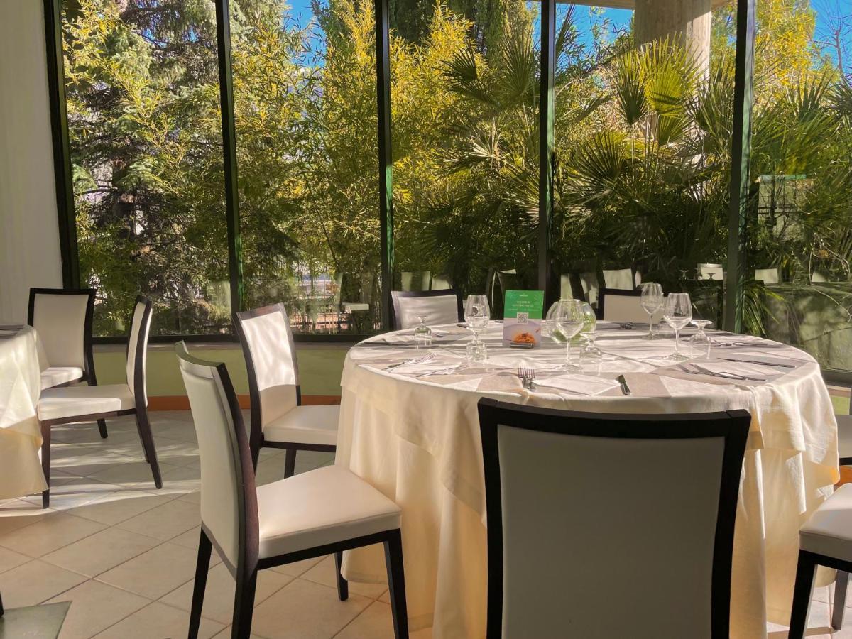 Hotel Santacroce Meeting Sulmona Bagian luar foto