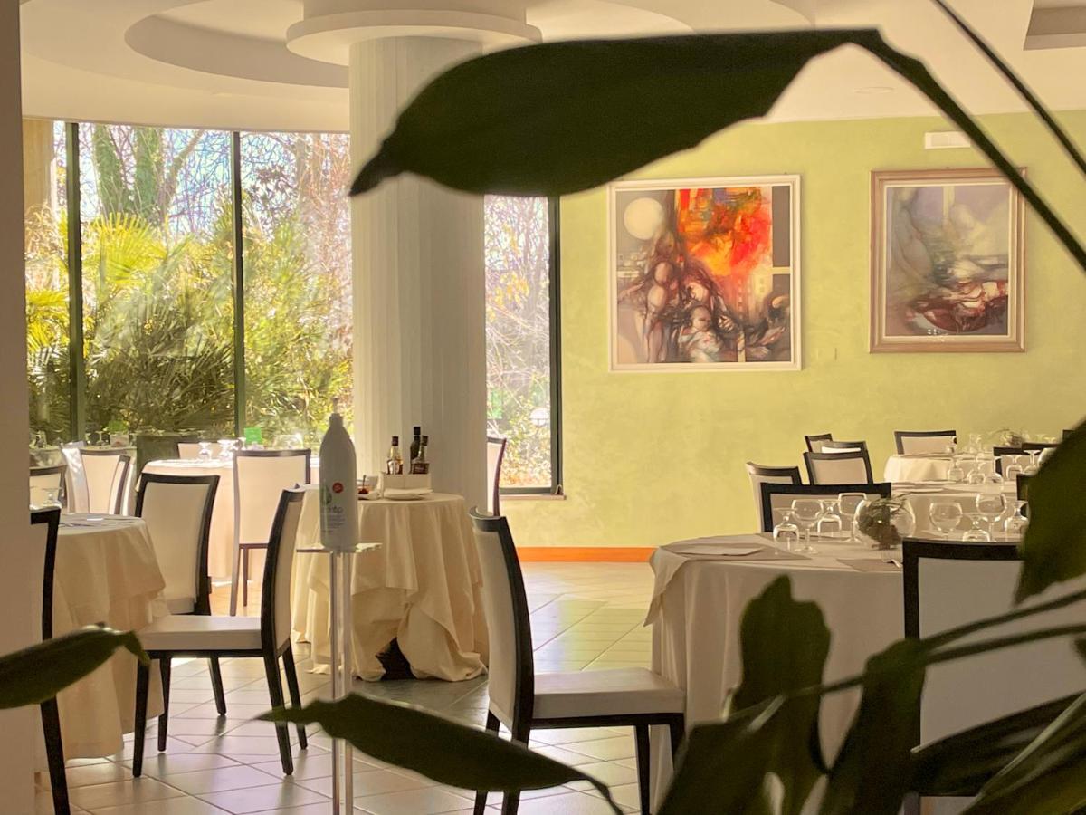 Hotel Santacroce Meeting Sulmona Bagian luar foto