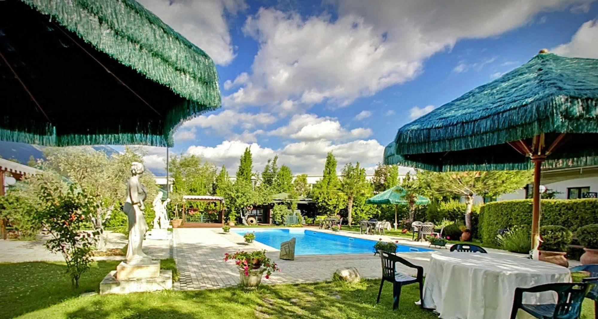 Hotel Santacroce Meeting Sulmona Bagian luar foto